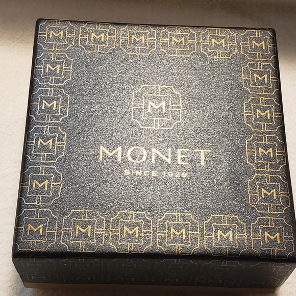 Beautiful Vintage in Box Monet Goldtone and Rhinestones Fall Autumn Leaf Pin - Picture 4 of 5